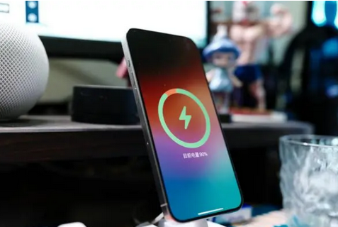 新丰苹果15换屏服务分享用什么充电器给iPhone15充电更好 